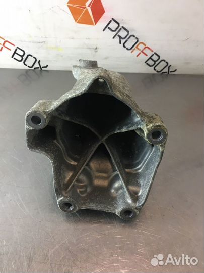 Кронштейн двигателя правый Mercedes C-Class W204