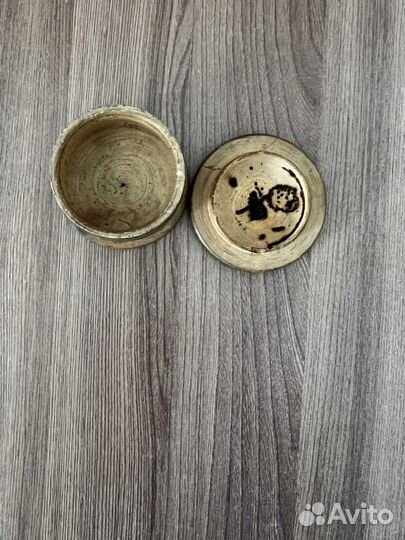 Старинная деревянная круглая шкатулка с рисунком