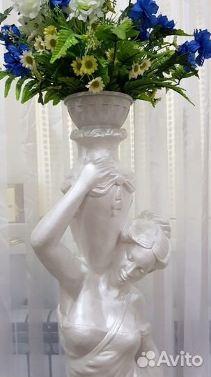 Статуя девушка с кувшином