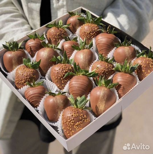 Клубника и финики в шоколаде