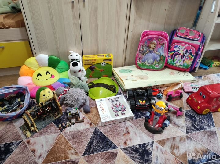 Огромная коробка игрушка и одежды