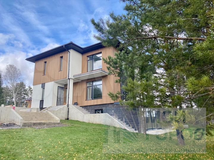 Коттедж 400 м² на участке 15 сот.