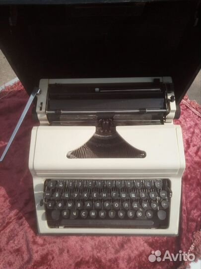 Печатная пишущая машинка Любава
