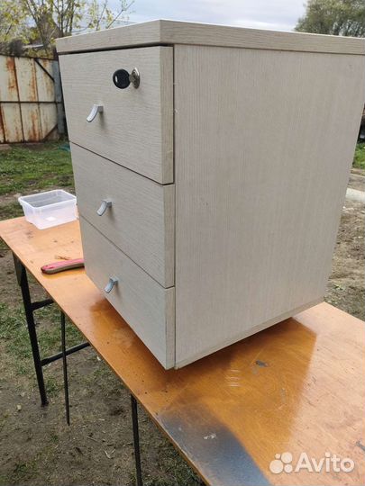 Тумбочка подкатная с замком