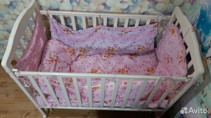 Детская кроватка с маятником