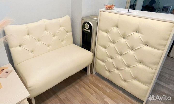 Стойка ресепшн и диван