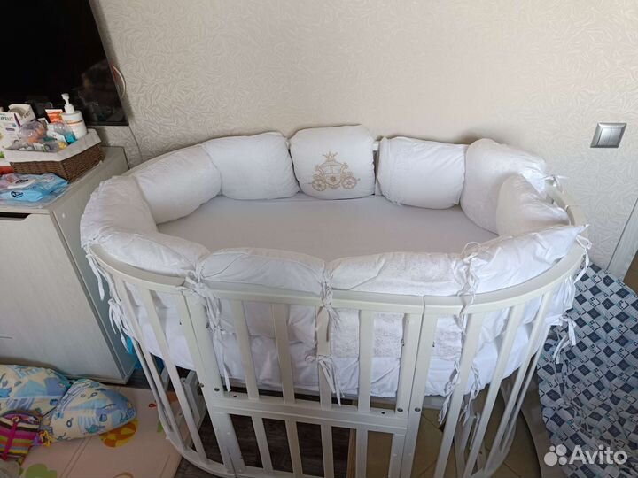 Детская кроватка с маятником