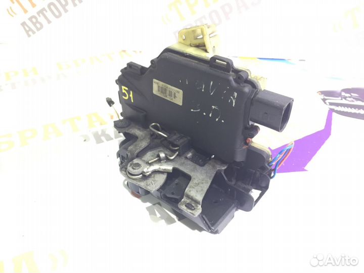 Шкода Октавия Замок задней двери Прав