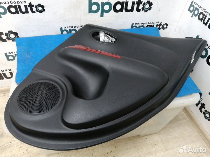 Обшивка задней правой двери 829001KL0A Nissan Juke