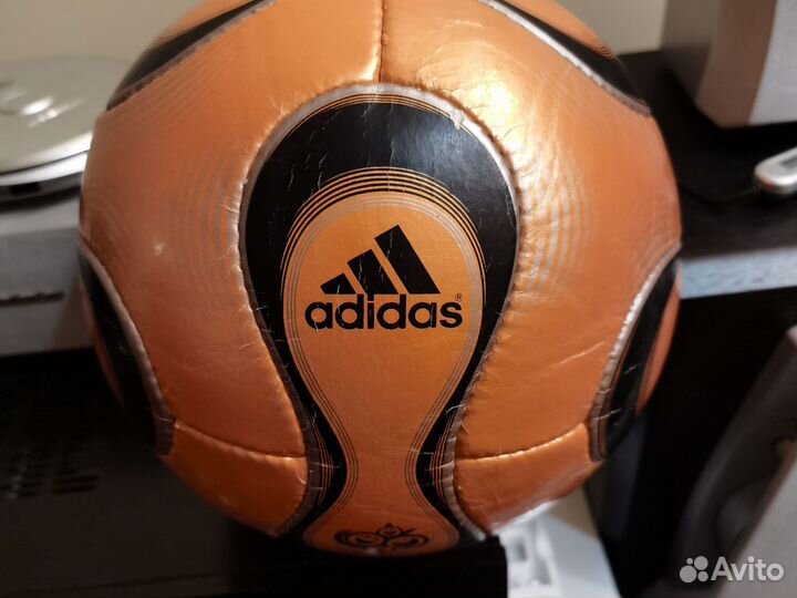 Футбольный мяч adidas Teamgeist Забронирован