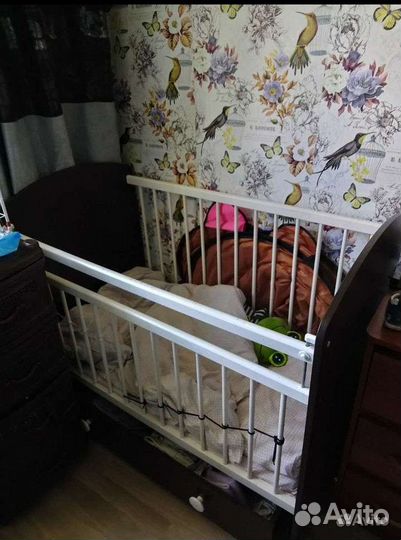 Детская кроватка с маятником и ящиком