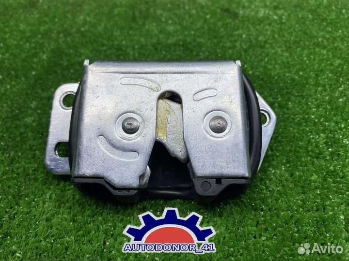 Замок двери задней задний Toyota Hiace LH178V 5L