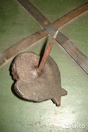 Антикварная накладка с рельефным, объемным изображ