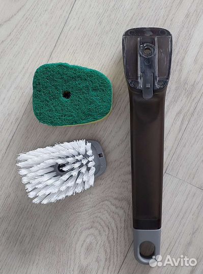 Щётка с отсеком для моющего средства