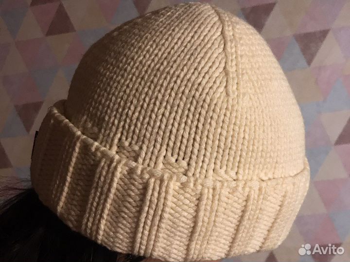 Шапка женская вязаная молочного цвета