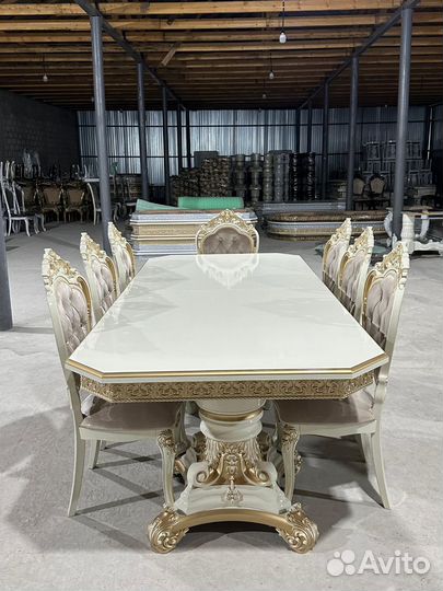 Стол и стулья