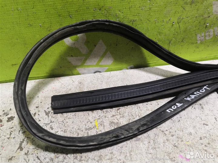 Уплотнитель капота Мерседес Бенз 210 Е-класс