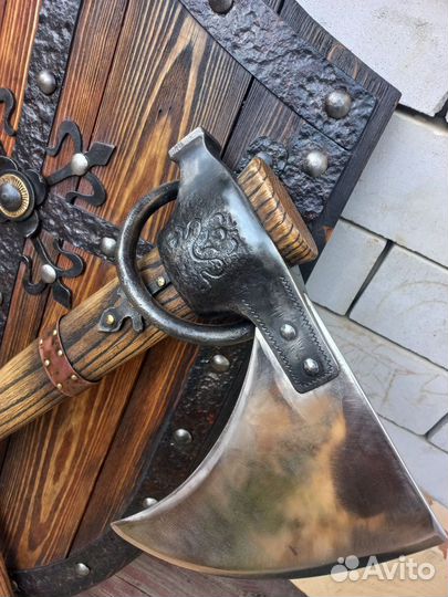 Щит с топорами