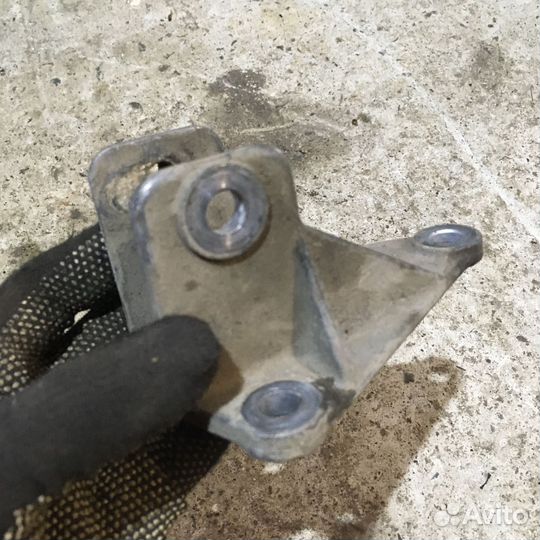 Кронштейн подушки двигателя Opel Vectra B