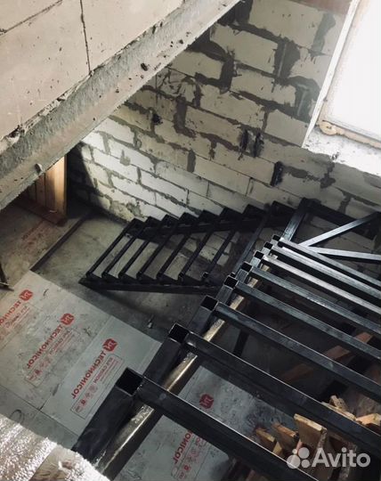 Каркас из метала Забежной Лестницы на Второй Этаж