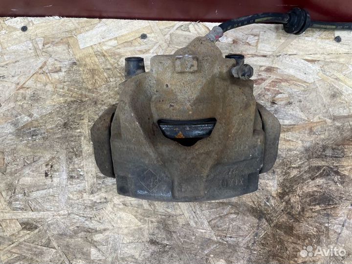 Суппорт тормозной передний левый Renault Duster