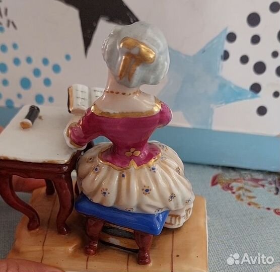 Статуэтка дама с книгой Германия