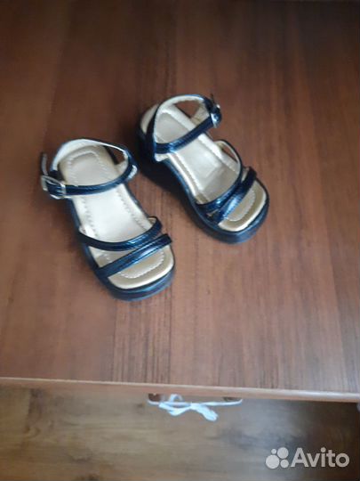 Продам детские босоножки