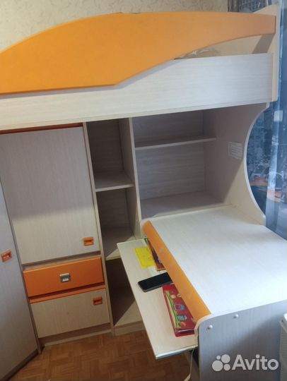 Кровать-чердак со столом и шкафом внизу