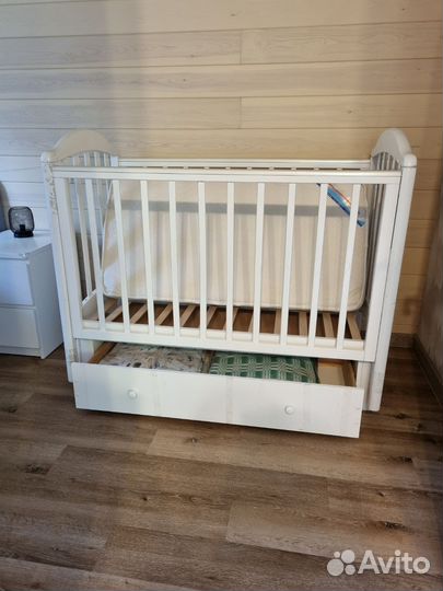 Детская кроватка с маятником