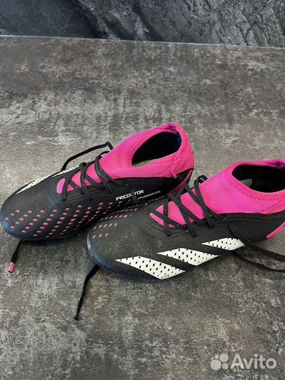 Футбольные бутсы adidas predator