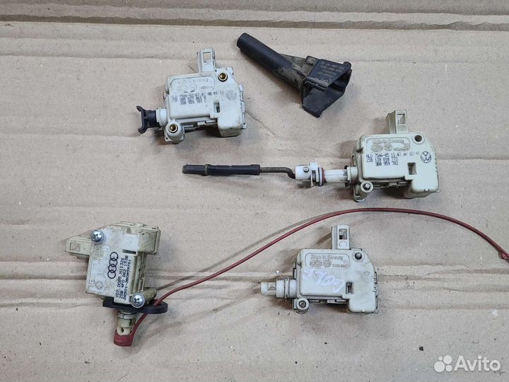 Активатор бензобака (багажника) Audi A6 C6 Golf