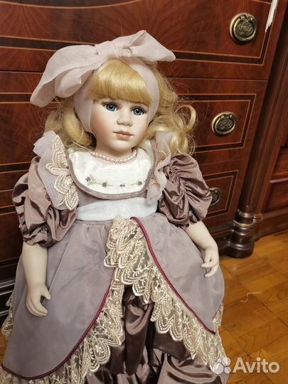Коллекционная фарфоровая кукла