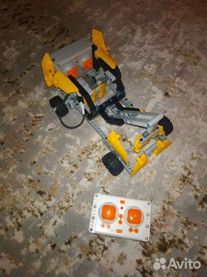 Лего- машина на пульте управления