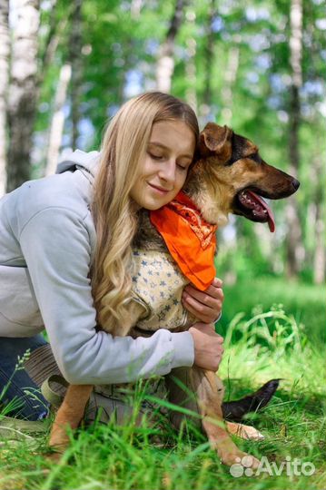 Небольшая девочка ждет свою семью