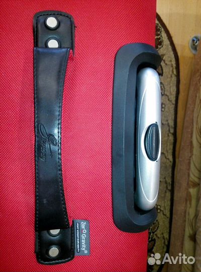 Неубиваемый большой чемодан почти новый