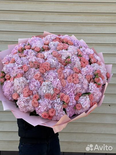 Гортензии и кустовые розы