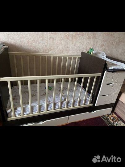Детская кроватка с маятником и ящиком