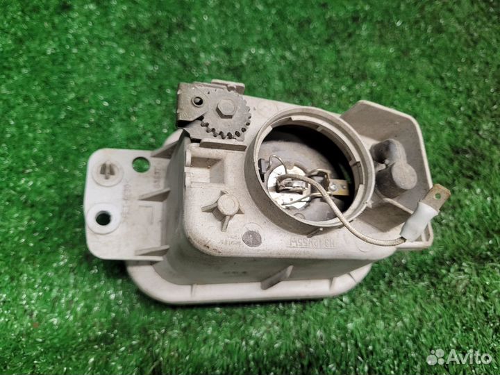 Фара противотуманная левая на Nissan Gloria