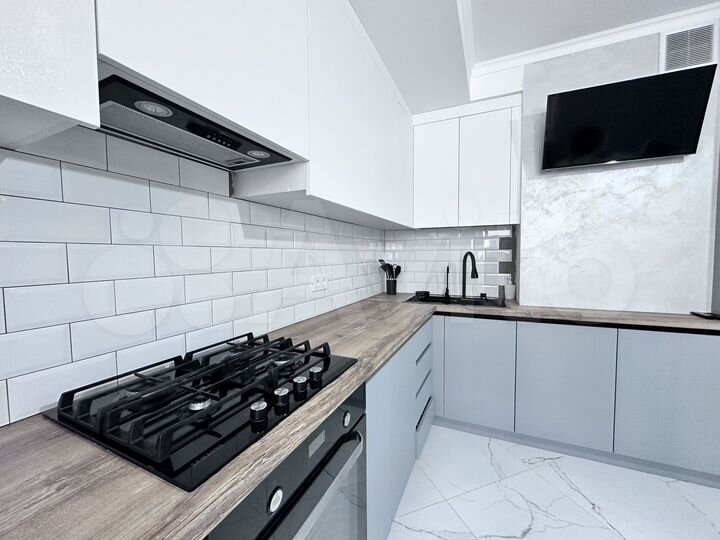 3-к. квартира, 94 м², 3/16 эт.