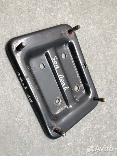 Кронштейн усилителя бампера передний правый