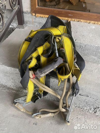 Страховочная привязь