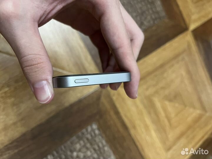 iPhone SE, 32 ГБ