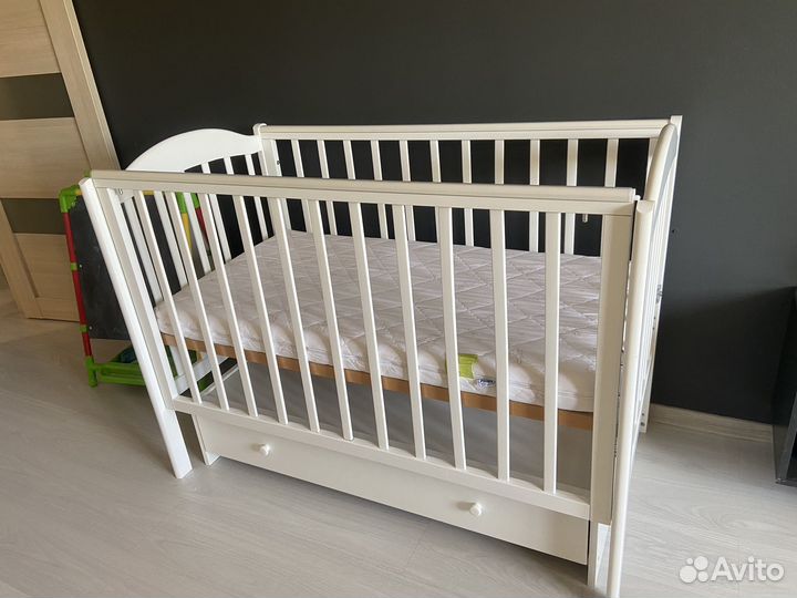 Кроватка детская с маятником ящиком и матрасом