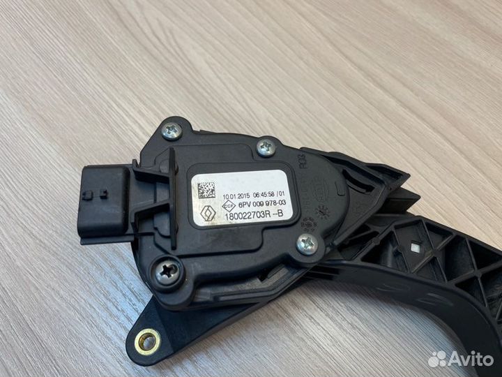 Педаль газа Renault Logan