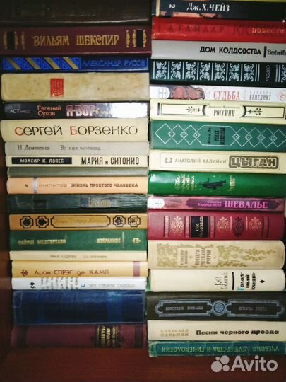 Книги много