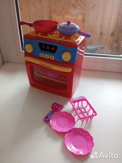 Игрушечная плита. б/у, свет, звук.Бонусом утварь