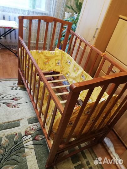 Кроватка с продольным маятником