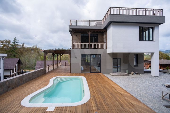 Коттедж 330 м² на участке 10 сот.