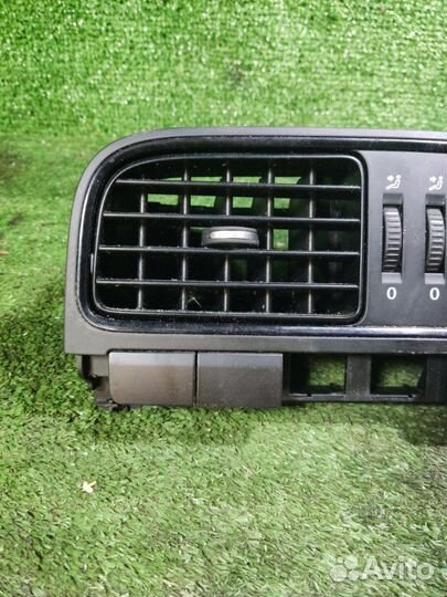 Дефлектор воздушный центральный Volkswagen Polo