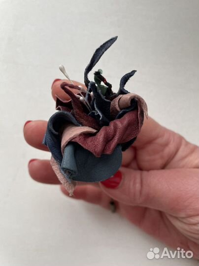 Брошь ручной работы цветок из кожи новая